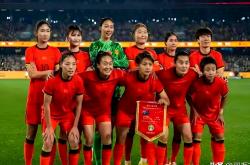 国际足坛女运动员在对抗中展现出色意识